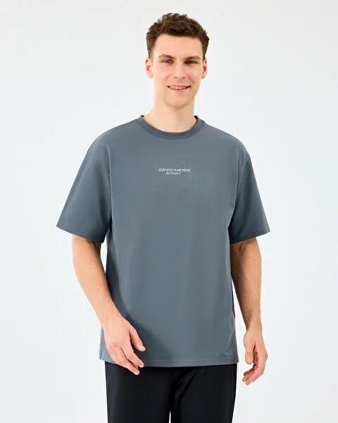 SKECHERS M GRAPHIC TEE REFLECT LOGO OVERSIZE T-SHIRT ERKEK T-SHIRT