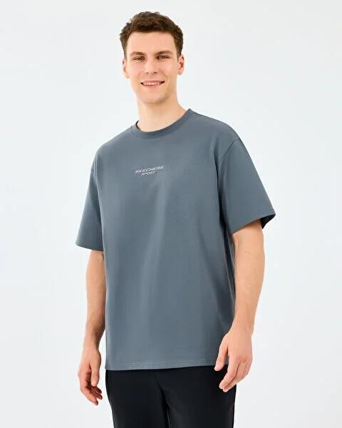 SKECHERS M GRAPHIC TEE REFLECT LOGO OVERSIZE T-SHIRT ERKEK T-SHIRT